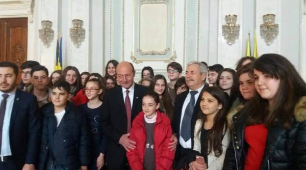 taian basescu atac la politicienii fara o meserie caratori de geanta