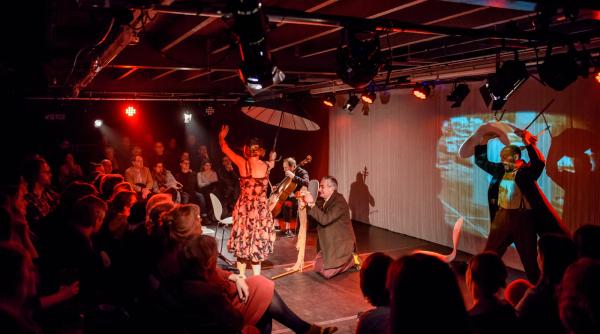 presa elogioasa pentru produc ia londoneza a piesei si cu violoncelul ce facem