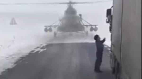scene incredibile a aterizat cu elicopterul pe autostrada pentru ca s a ratacit