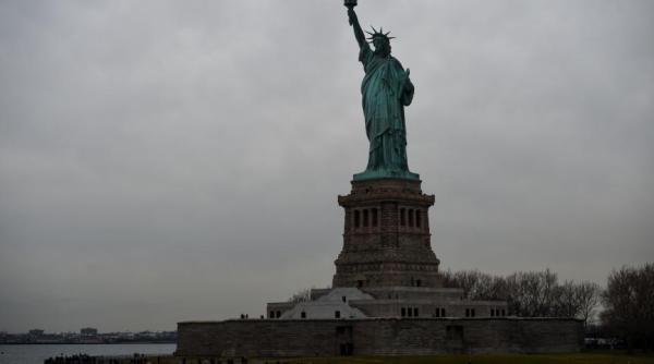 mesajul incredibil aparut pe statuia liberta ii