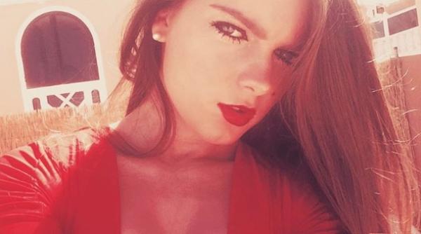 o tanara sus ine ca a ramas fara serviciu pentru ca e prea frumoasa cum arata