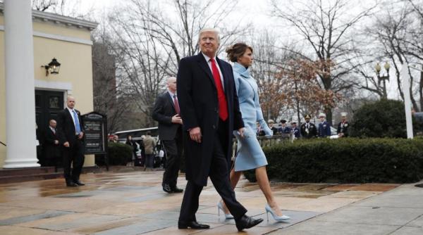 sua cu cine il compara mike pence pe donald trump