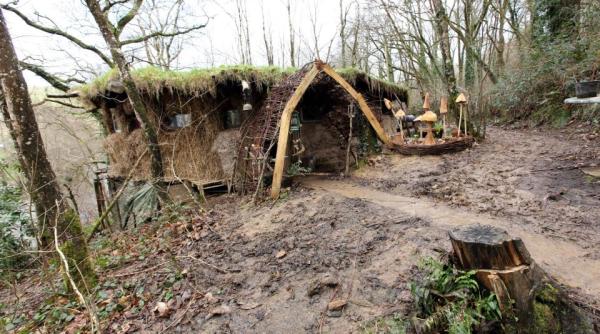 cuplu care a renun at la via a moderna evacuat din natura