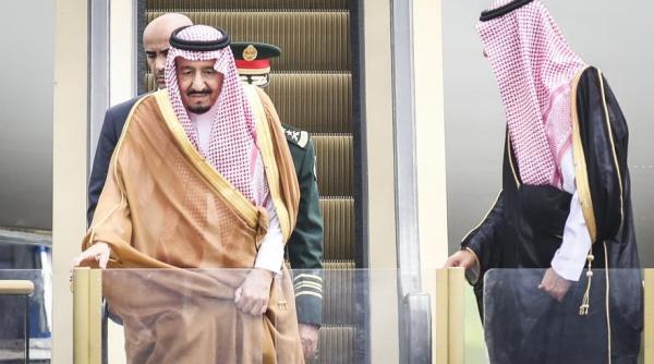 regele salman al arabiei saudite cu sute de tone de bagaje in indonezia