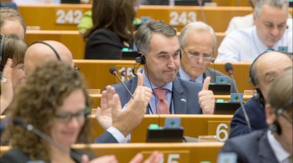 un europarlamentar ocheaza femeile ar trebui sa ca tige mai pu in decat barba ii