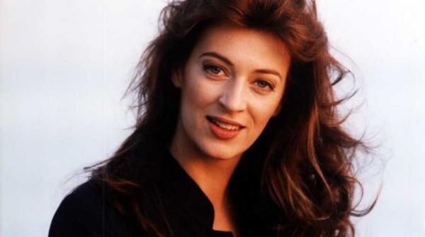 cutremurator cine raspunde la telefonul laurei stoica