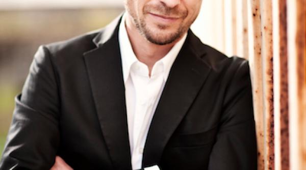 dirijorul francez olivier robe la pupitrul orchestrei de camera radio