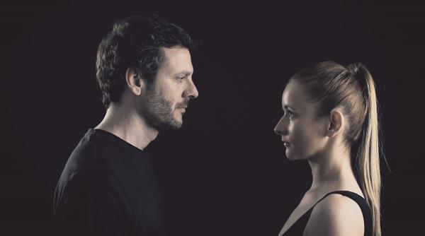 spectacolul de teatru plastic o satira despre familia moderna