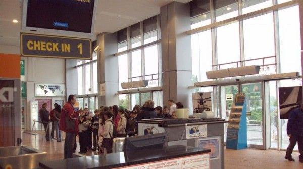 aeroportul din sibiu evacuat colet suspect