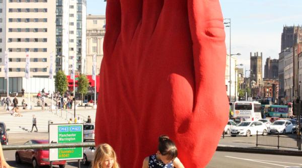 lucrarea middle way a artistului roman bogdan ra a inaugurata la cascais