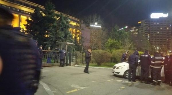 o femeie trece printre protestatari i intra cu ma ina in poarta guvernului