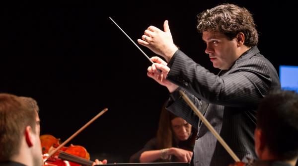 dirijorul cristian macelaru revine la pupitrul orchestrei na ionale radio alaturi de tanara pianista alexandra dariescu