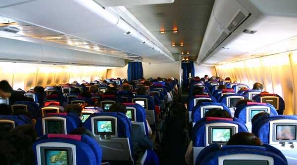 fete date jos din avion pentru ca purtau colan i