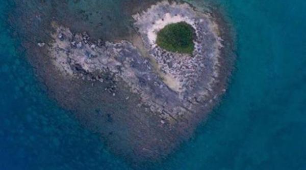 minune in salento s a descoperit o insula in forma de inima