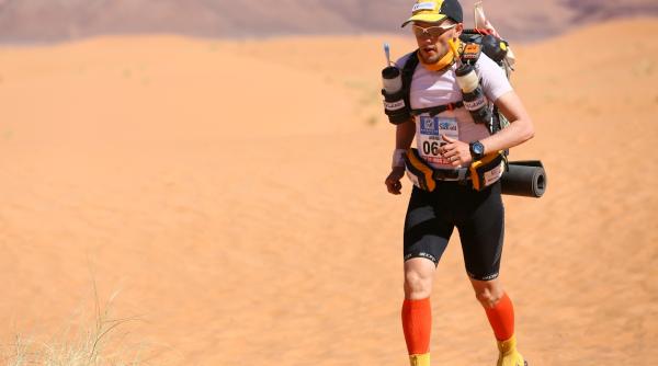 romanul care alearga in 7 deserturi pentru a impaduri romania