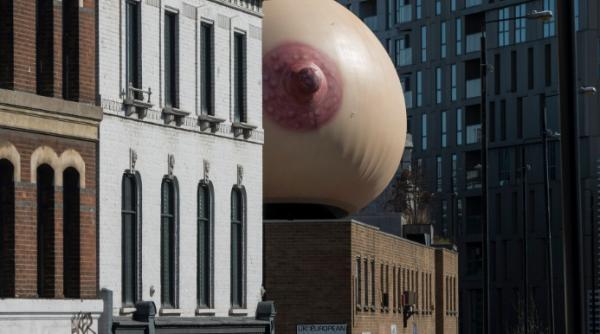 un san gigant pentru a ne aminti ca alaptarea in public este naturala