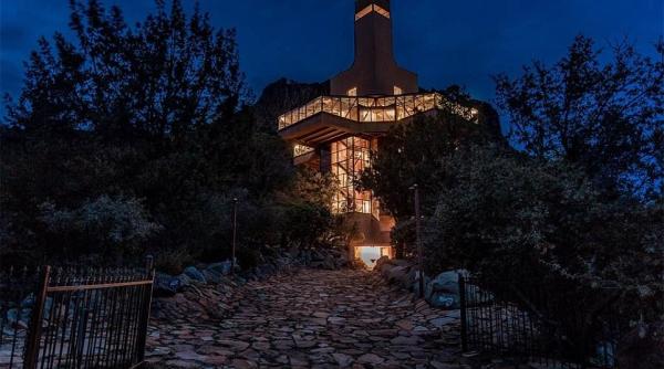 cea mai inalta casa din lume scoasa la vanzare