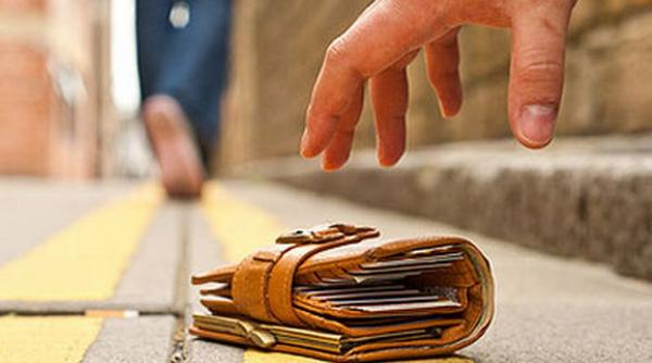 un aradean a restituit un portofel cu 1 300 de euro