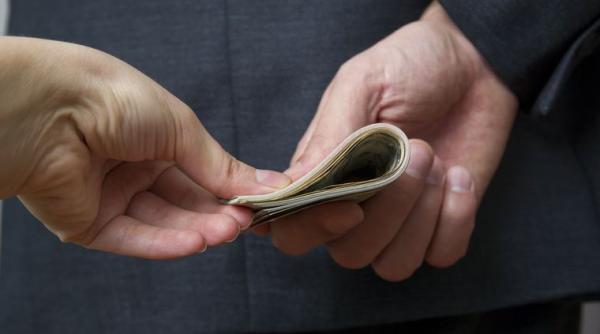 inspector financiar mituit cu 10 000 de lei i 2 telefoane mobile