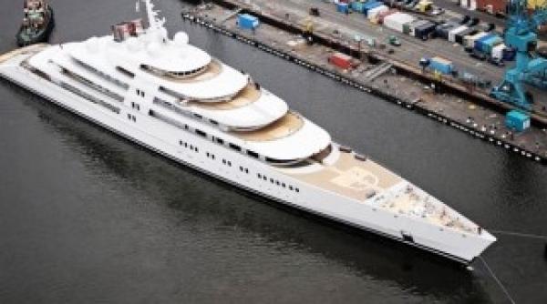 patru iahturi de lux au ars cu totul