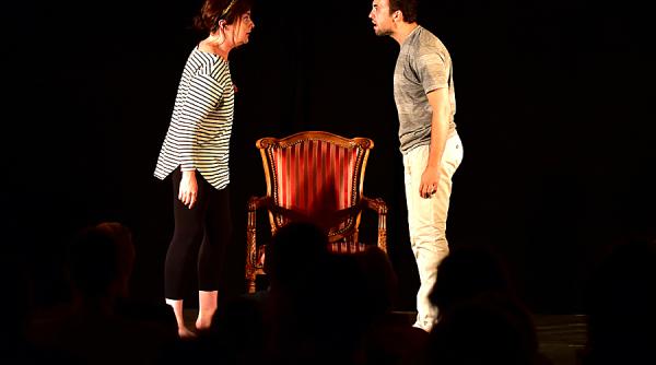 ashes afar o poveste despre memorie si instrainare pe scena icr londra