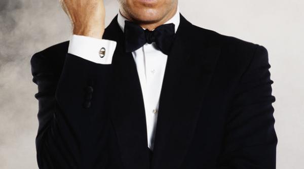 pierce brosnan fostul james bond isi va expune picturile la paris