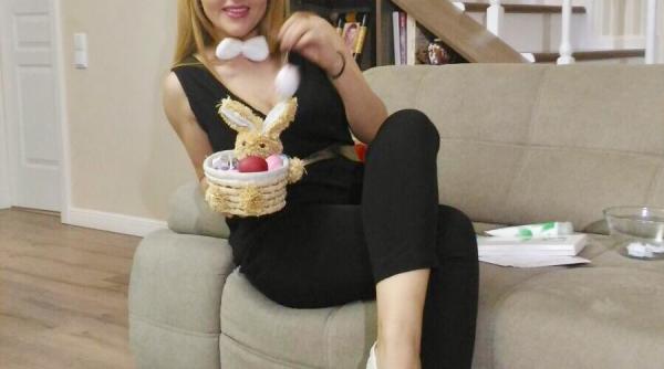 oana turcu in costum de iepura la cine acasa