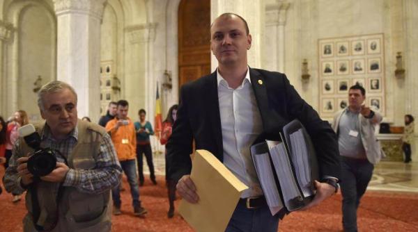 cu cine imparte sebastian ghi a celula