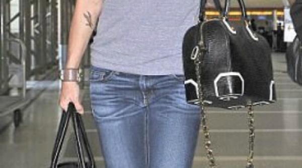 de ce poarta vedetele doua gen i deodata