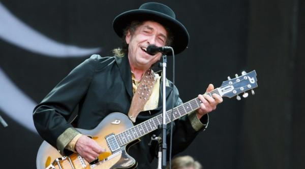 celebrii muzicieni bob dylan si laurence equilbey inaugureaza auditoriumul la seine musicale