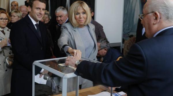 so ia lui emmanuel macron brigitte trogneux cu 25 de ani mai in varsta decat acesta