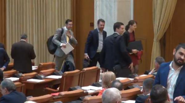 protest in parlament dupa decapitarea radio romania