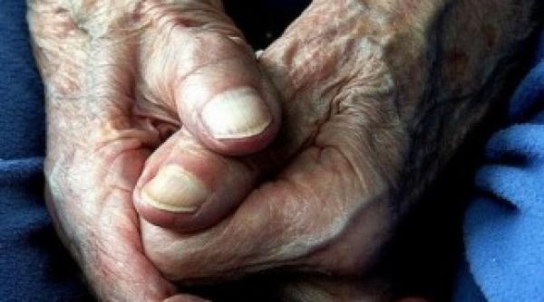 romania tot mai imbatranita cate persoane batrane are ara