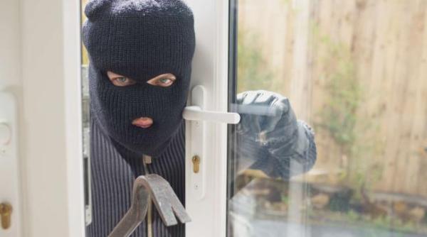 premierul bernard cazeneuve jefuit