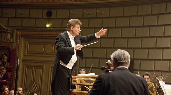 dirijorul christian badea i violonista mihaela martin pe scena ateneului roman