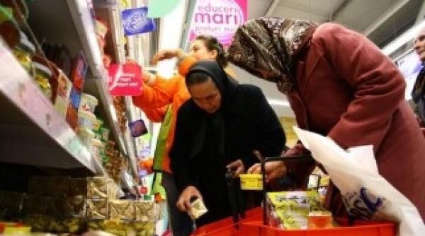 paradox romanesc decalaje uria e intre saraci i boga i unii arunca mancarea al ii dorm infometa i