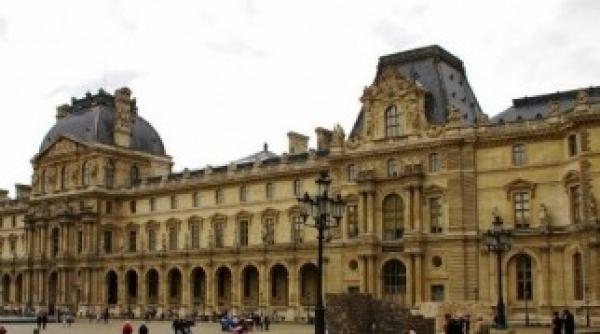 poli ia franceza a evacuat esplanada din fa a muzeului luvru