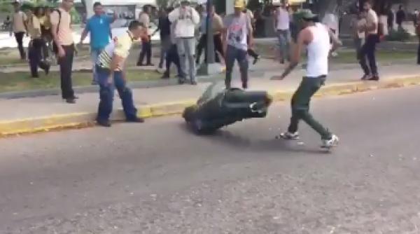 statuia lui hugo chavez distrusa in venezuela ciocniri violente