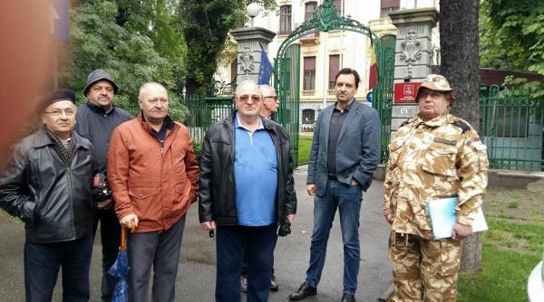 comandor protest in fa a sediului psd imbracat in militar