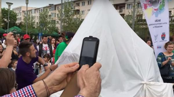 statuie george bacovia bacau oc la dezvelirea monumentului