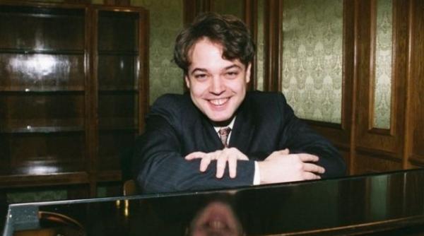 dirijorul cristian macelaru i pianistul andrei licare intr un concert remarcabil alaturi de camerata regala