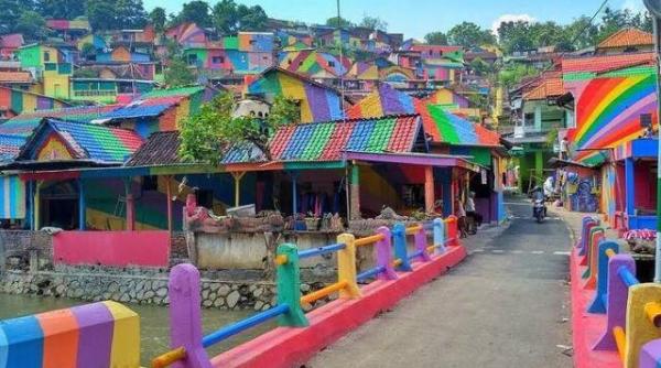 satul curcubeu localitatea trezita la via a care a devenit atrac ia momentului