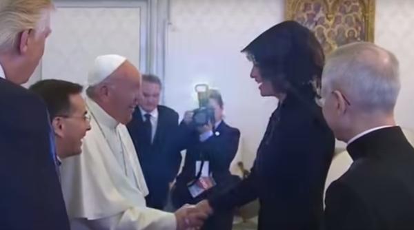 melania trump gluma cu papa francisc la adresa lui donald trump video
