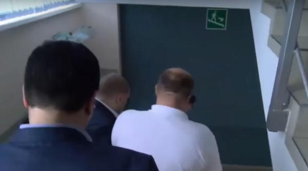 re inere in for a consilier alergat pe coridoare video