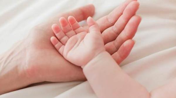 inca o feti a a murit din cauza rujeolei a luat boala de la mama sa nevaccinata