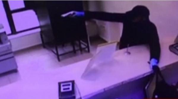 potret robot al barbatului care a jefuit banca din bucure ti