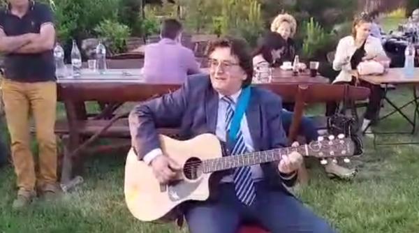 nicolae robu primarul timi oarei canta la chitara de ziua lui imagini inedite