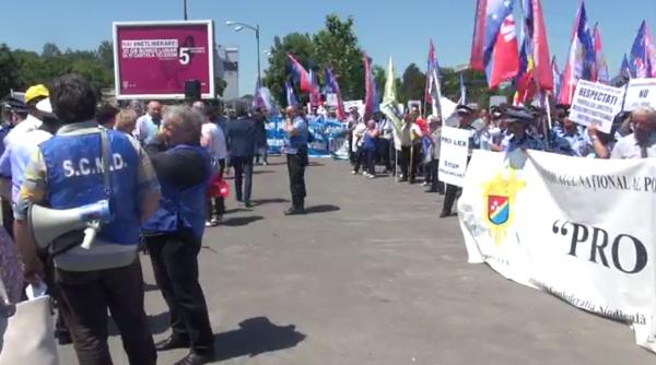 protest parlament 500 de angaja i protesteaza