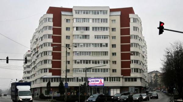 un tanar din ia i a sarit de la etajul 3 pentru ca nu i gasea cheile