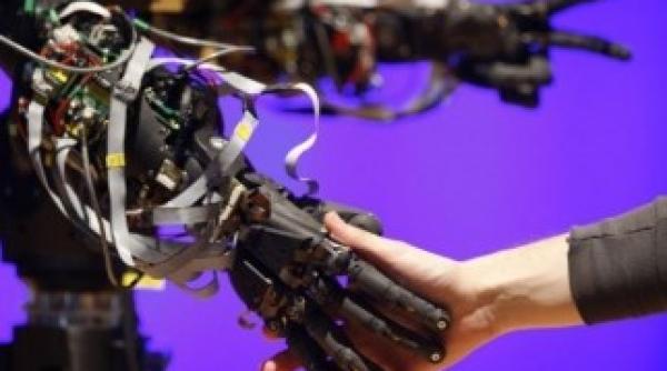 primul robot preot la o biserica protestanta din germania